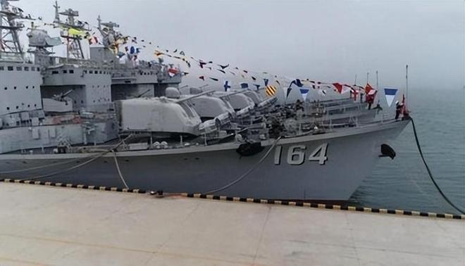 雙艦風(fēng)采，中國海軍的驕傲——遼寧艦與山東艦同框，雙艦榮耀，遼寧艦與山東艦展現(xiàn)中國海軍的驕傲