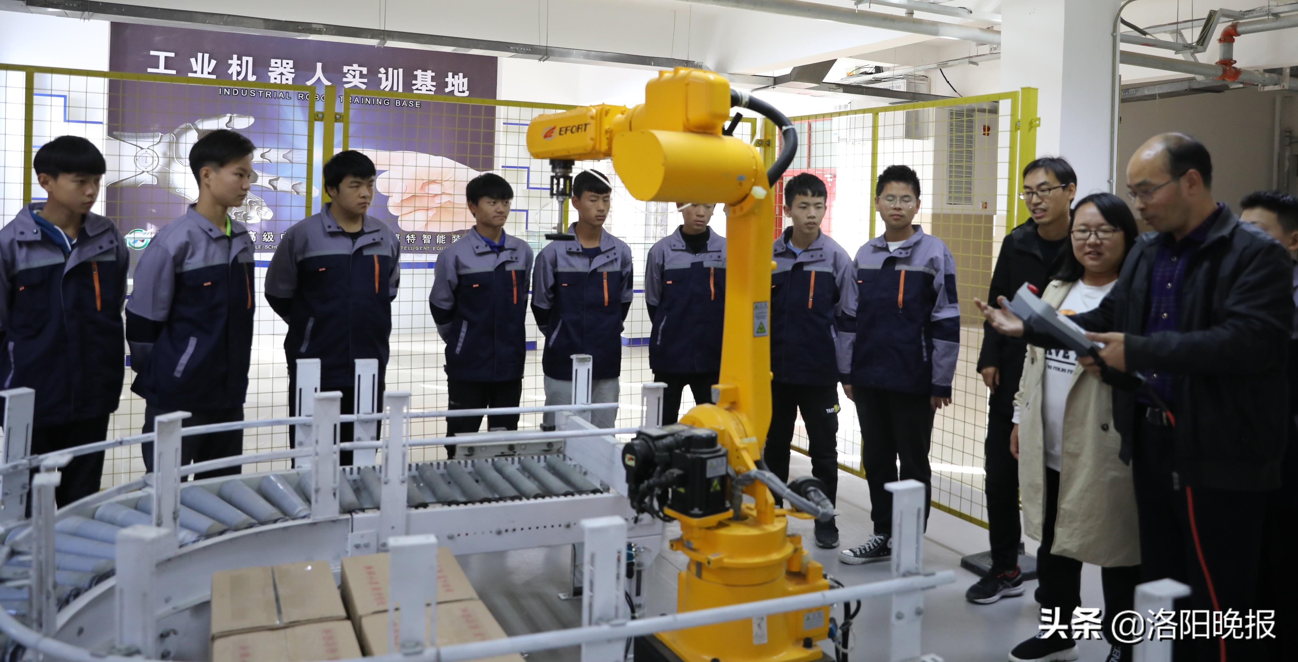 探討2025年征兵學(xué)歷要求的新趨勢(shì)與挑戰(zhàn)，探討未來征兵學(xué)歷趨勢(shì)，挑戰(zhàn)與機(jī)遇的交匯點(diǎn) 2025年征兵學(xué)歷要求展望