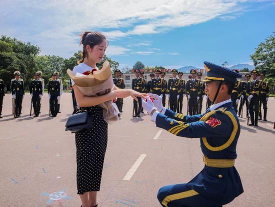 三軍儀仗隊(duì)迎軍旗視頻，榮耀與傳承的壯麗瞬間，三軍儀仗隊(duì)迎軍旗的榮耀與傳承時(shí)刻
