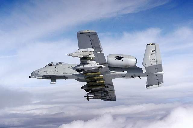 A-10攻擊機，對地攻擊的專業(yè)之選，A-10攻擊機，地面攻擊的專業(yè)利器