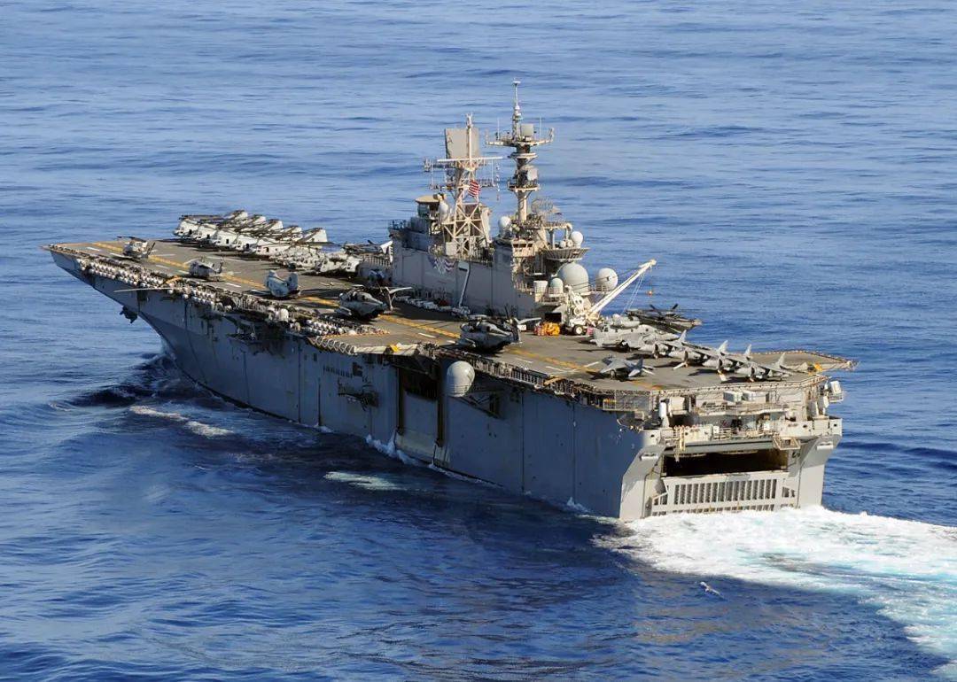 黃蜂級(jí)兩棲攻擊艦圖，揭示強(qiáng)大功能與獨(dú)特設(shè)計(jì)，黃蜂級(jí)兩棲攻擊艦圖解，強(qiáng)大功能與獨(dú)特設(shè)計(jì)的展現(xiàn)