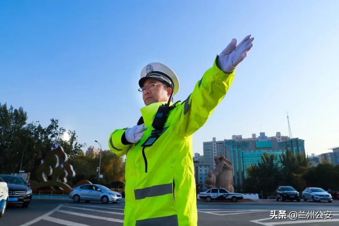 新式警服配發(fā)資歷牌，重塑警務(wù)形象，提升職業(yè)榮譽(yù)感，新式警服配發(fā)資歷牌，重塑警務(wù)形象，增強(qiáng)職業(yè)榮譽(yù)感