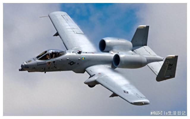探索A-10攻擊機的側(cè)面風采，A-10攻擊機獨特側(cè)面風采揭秘