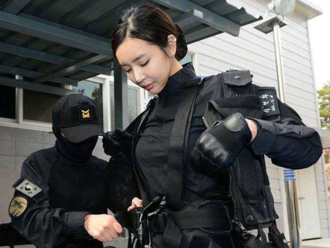 中國第一批女特種兵，破繭成蝶的榮耀征途，中國首批女特種兵，榮耀征途的蛻變之路