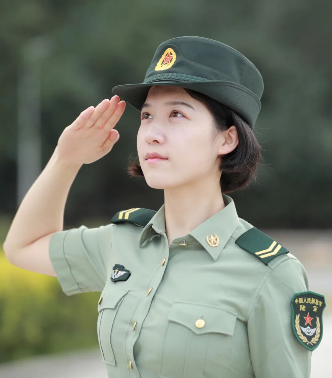 女兵穿軍裝的樣子，堅韌與柔美的完美融合，女兵軍裝風(fēng)采，堅韌與柔美的完美融合