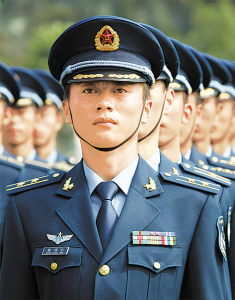 解放軍07式軍服圖片，展現(xiàn)新時代軍人的風(fēng)采，解放軍07式軍服展現(xiàn)新時代軍人風(fēng)采圖片