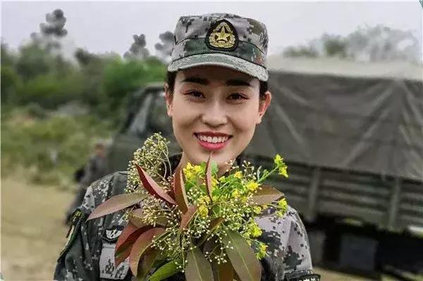 標(biāo)準(zhǔn)的中國女兵照，展現(xiàn)堅(jiān)毅與榮耀，中國女兵堅(jiān)毅榮耀風(fēng)采照
