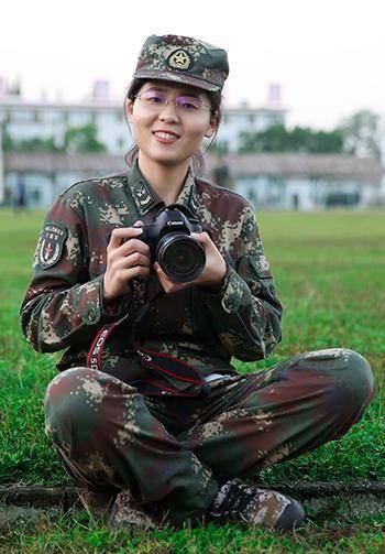 中國女軍人的風(fēng)采，圖片中的堅(jiān)韌與力量，中國女軍人的風(fēng)采，堅(jiān)韌與力量的圖片展示