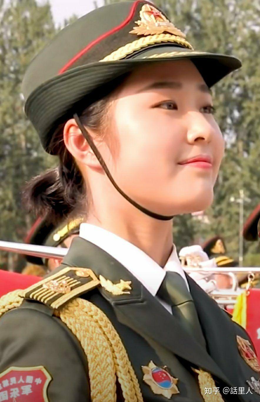 2019女兵方隊(duì)中那道最亮麗的風(fēng)景線——記最漂亮的女兵，記女兵方隊(duì)中最亮麗風(fēng)景線，最美女兵風(fēng)采展露