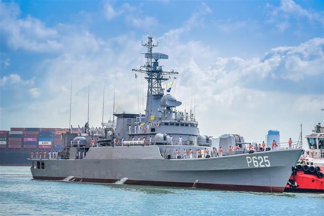 中國海軍淮北艦向臺灣軍艦送祝福，深化兩岸軍事交流，共筑和平之基，中國海軍淮北艦向臺灣軍艦送祝福，深化交流共筑和平之基