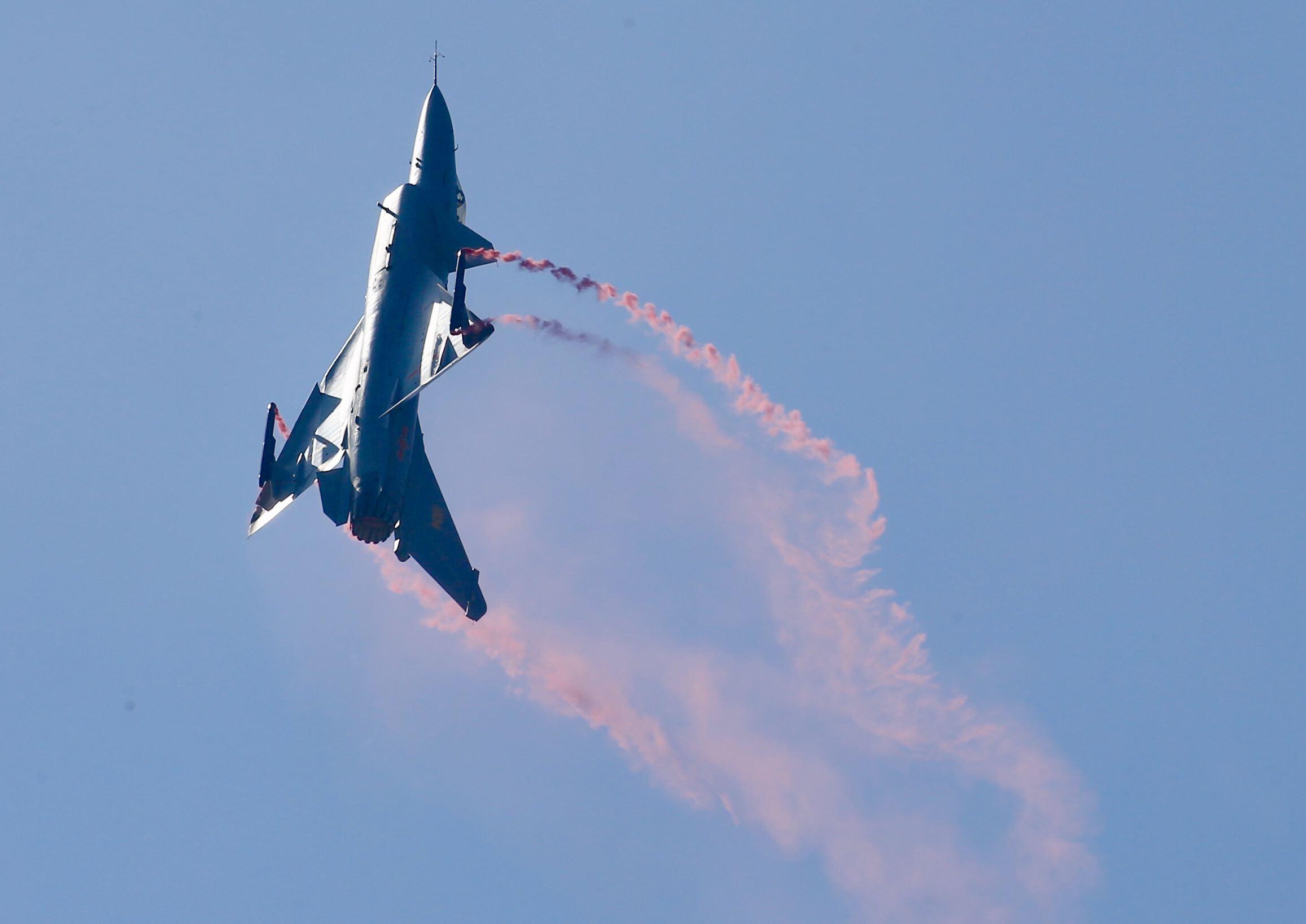 殲-10戰(zhàn)斗機表演，空中力量的壯麗展示，殲-10戰(zhàn)斗機表演，空中力量的震撼展示