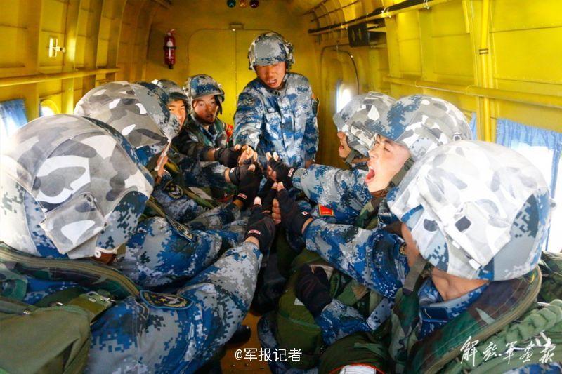 空降兵15軍跳傘，英勇無畏的天空戰(zhàn)士，空降兵15軍跳傘，英勇無畏的天空勇士展現(xiàn)風(fēng)采