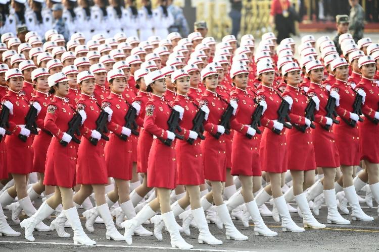 三軍女兵方隊(duì)驚艷亮相，巾幗不讓須眉的力量之美，三軍女兵方隊(duì)亮相展現(xiàn)力量之美，巾幗不讓須眉的力量震撼全場(chǎng)