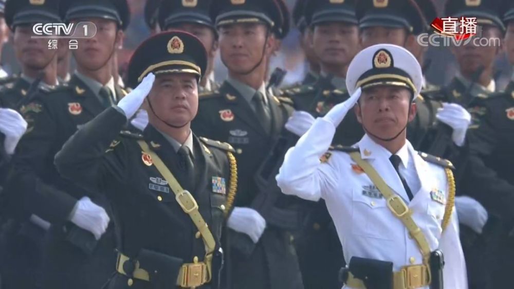 閱兵空軍方隊少將，榮耀與擔當?shù)南笳鳎啽哲姺疥犐賹ⅲ瑯s耀與責任的象征