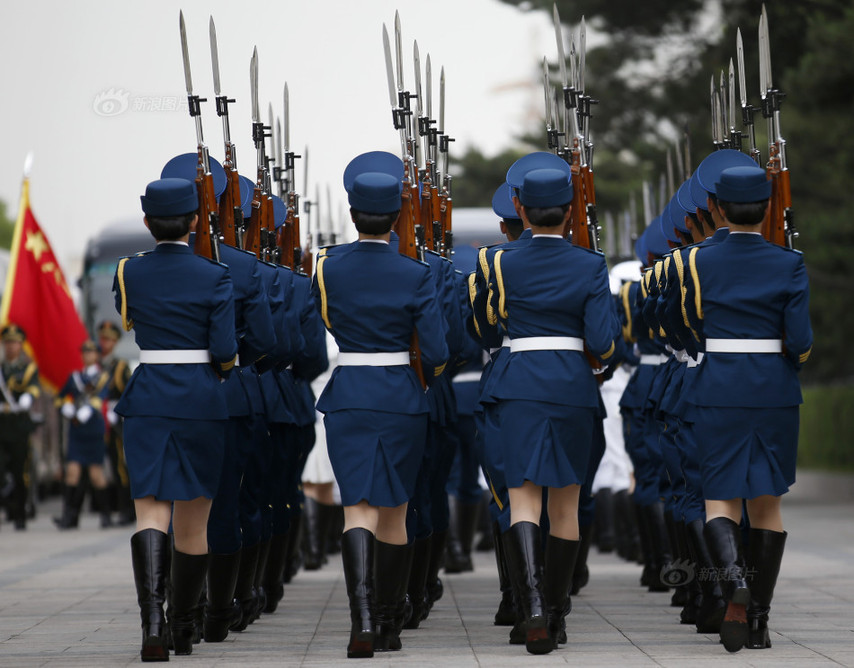 中國(guó)人民解放軍儀仗隊(duì)女兵亮相海外，展現(xiàn)新時(shí)代風(fēng)采與力量，中國(guó)人民解放軍儀仗隊(duì)女兵海外亮相，展現(xiàn)新時(shí)代風(fēng)采與巾幗力量
