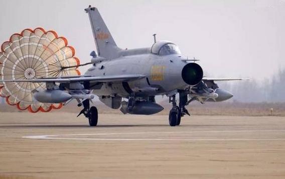 殲十戰(zhàn)斗機(jī)是否落后了？探討中國空軍現(xiàn)代化進(jìn)程中的挑戰(zhàn)與機(jī)遇，中國空軍現(xiàn)代化進(jìn)程中的挑戰(zhàn)與機(jī)遇，殲十戰(zhàn)斗機(jī)的現(xiàn)狀與發(fā)展探討