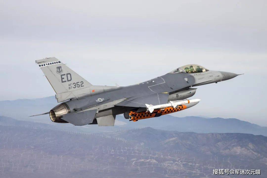 殲-16戰(zhàn)斗機(jī)能否擊敗臺(tái)風(fēng)，現(xiàn)代軍事科技與自然災(zāi)害的挑戰(zhàn)，殲-16戰(zhàn)斗機(jī)對(duì)抗臺(tái)風(fēng)，現(xiàn)代軍事科技迎戰(zhàn)自然災(zāi)害的挑戰(zhàn)