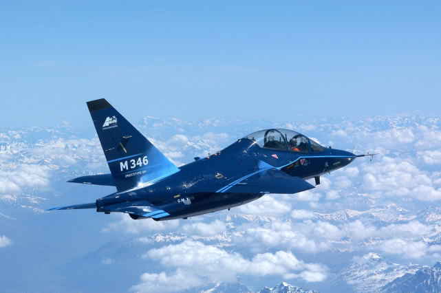 L15教練機(jī)與雅克130，空中之翼的對(duì)比與探析，L15教練機(jī)與雅克130，空中之翼的對(duì)比探析