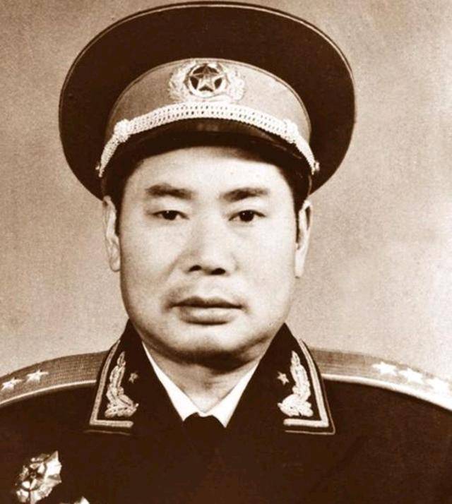 總司令與上將，軍事體系中的權(quán)力與地位對(duì)比，軍事體系中的權(quán)力對(duì)比，總司令與上將的地位差異