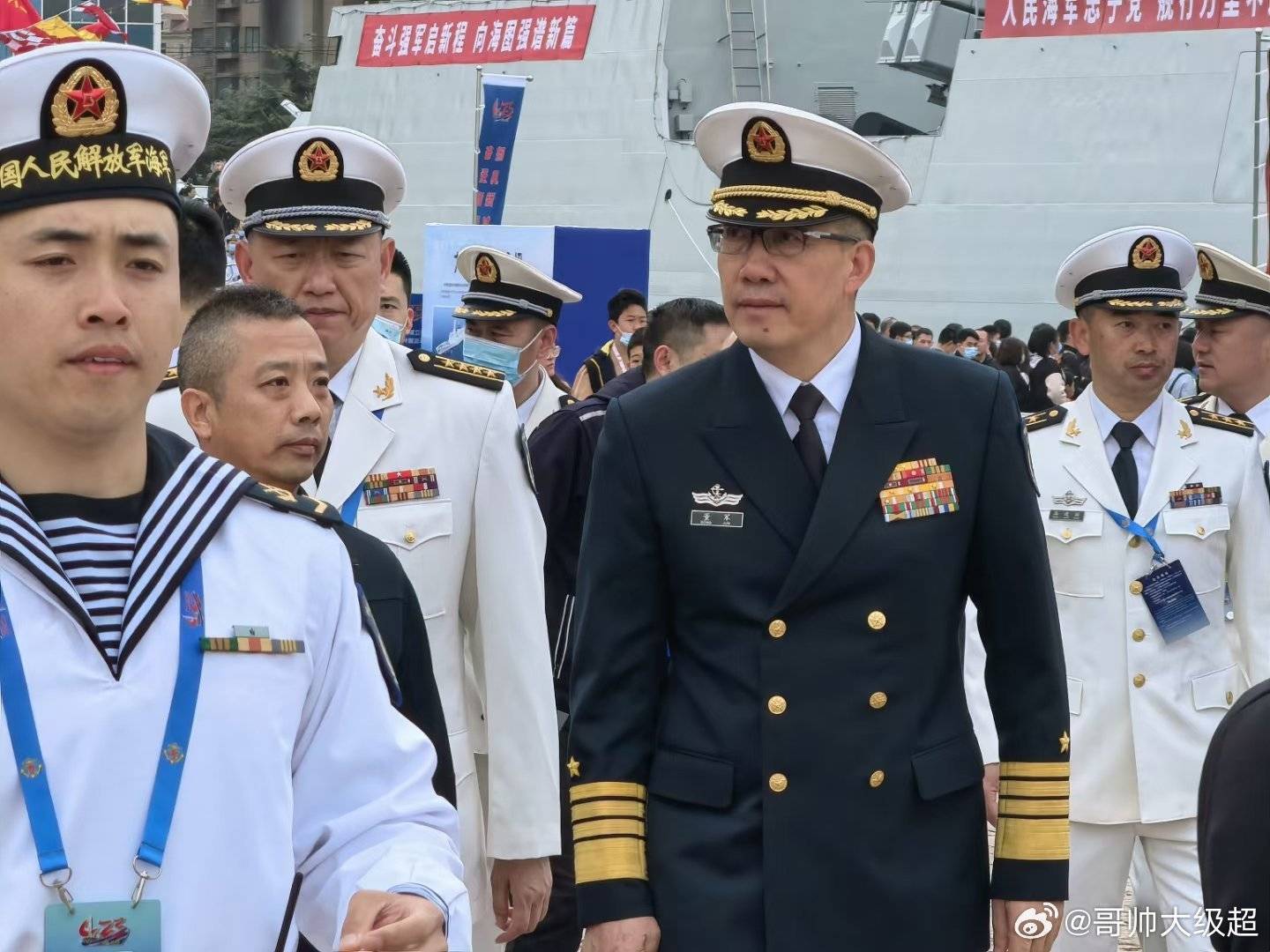 國防之重，部長董軍之風(fēng)采，身高與責(zé)任并重，國防之重，部長董軍之風(fēng)采——身高與責(zé)任并重