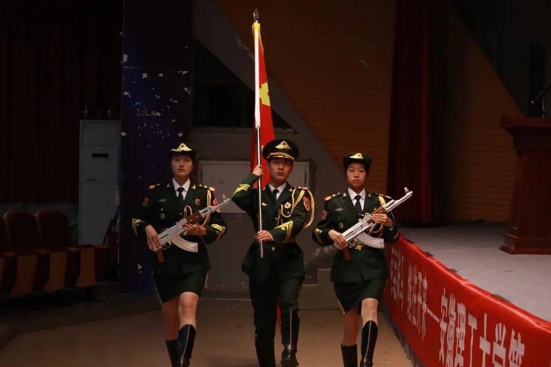 國旗護衛(wèi)隊工作總結(jié)報告，國旗護衛(wèi)隊年度工作總結(jié)報告，回顧與反思