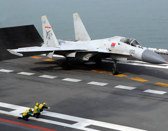 殲15艦載戰(zhàn)斗機(jī)實(shí)彈射擊畫面曝光，展現(xiàn)中國海軍航空兵強(qiáng)大實(shí)力，殲15艦載戰(zhàn)斗機(jī)實(shí)彈射擊畫面曝光，揭示中國海軍航空兵雄厚實(shí)力