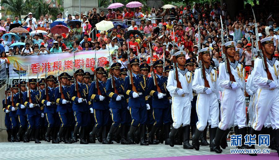 香港回歸閱兵士兵倒下，英勇精神的永恒象征，香港回歸閱兵士兵英勇倒下，永恒的精神象征