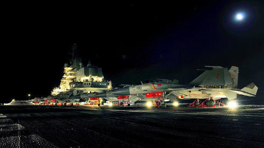 遼寧艦夜間起降，展現(xiàn)中國海軍力量的不凡實力，遼寧艦夜間起降，展現(xiàn)中國海軍力量的震撼實力