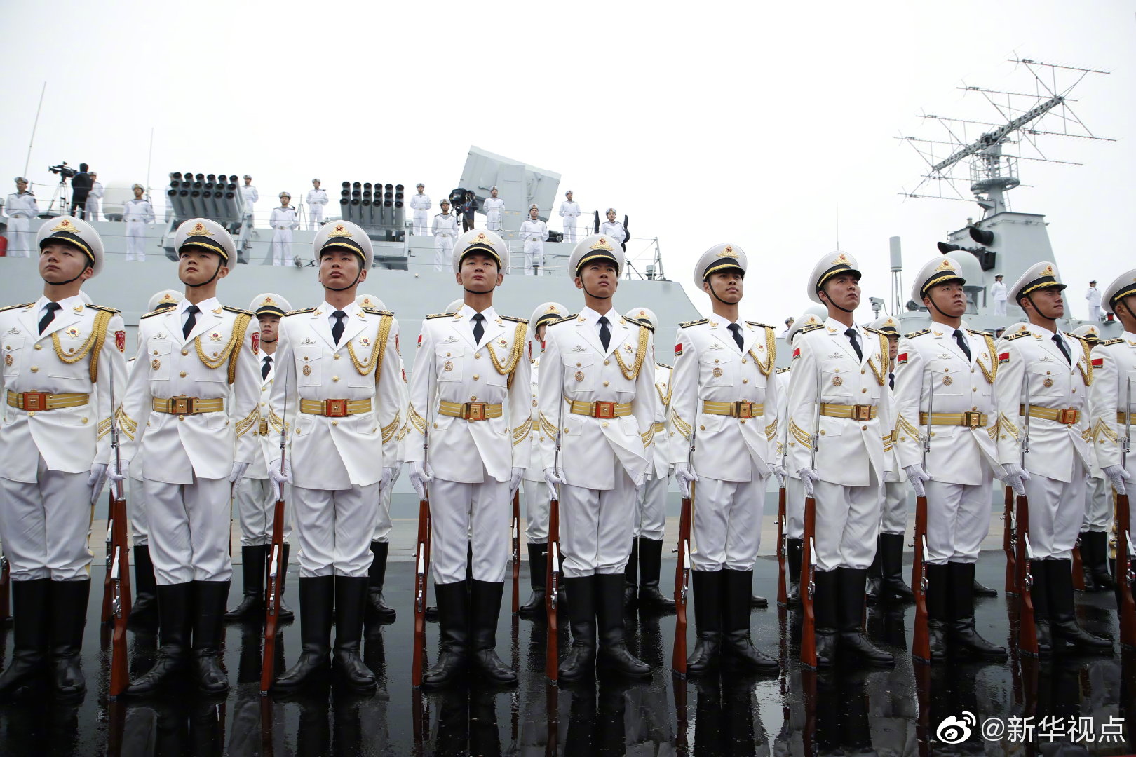閱兵儀式中的海軍出場描寫，壯麗?；甑臉s耀時刻，閱兵儀式中的海軍榮耀瞬間，壯麗?；甑妮x煌展現(xiàn)