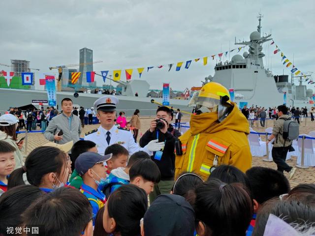 青島海軍節(jié)市民開(kāi)放日，軍民共融，展現(xiàn)海洋強(qiáng)市風(fēng)采，青島海軍節(jié)市民開(kāi)放日，軍民共融展現(xiàn)海洋強(qiáng)市壯麗畫卷