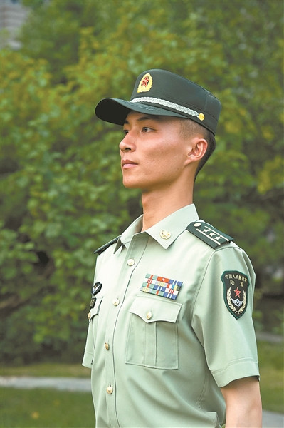 探索中國軍隊(duì)新風(fēng)貌，17式軍服圖片解析，揭秘中國軍隊(duì)新風(fēng)貌，深度解析17式軍服圖片