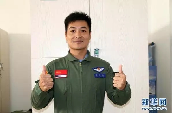 張超烈士，英勇無(wú)畏，永垂不朽，張超烈士，英勇無(wú)畏，英名永垂不朽