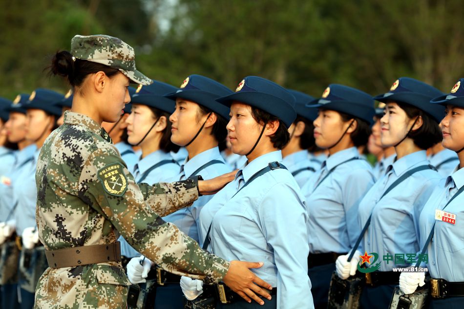 閱兵村女兵方隊演練，展現(xiàn)新時代巾幗英雄風采，閱兵村女兵方隊演練，新時代巾幗英雄風采展現(xiàn)