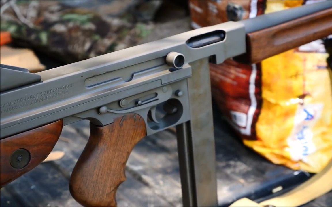 湯姆遜M1A1沖鋒槍，戰(zhàn)火中的英勇先鋒，湯姆遜M1A1沖鋒槍，戰(zhàn)火中的先鋒武器