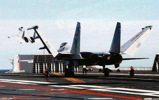 殲-15彈射試驗(yàn)，探索中國航母戰(zhàn)斗群的空中力量之源，殲-15彈射試驗(yàn)，揭秘中國航母戰(zhàn)斗群空中力量之源