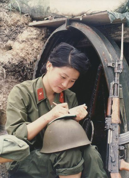中國(guó)女兵在越南戰(zhàn)場(chǎng)，英勇無(wú)畏的巾幗英雄，中國(guó)女兵在越南戰(zhàn)場(chǎng)的英勇巾幗傳奇