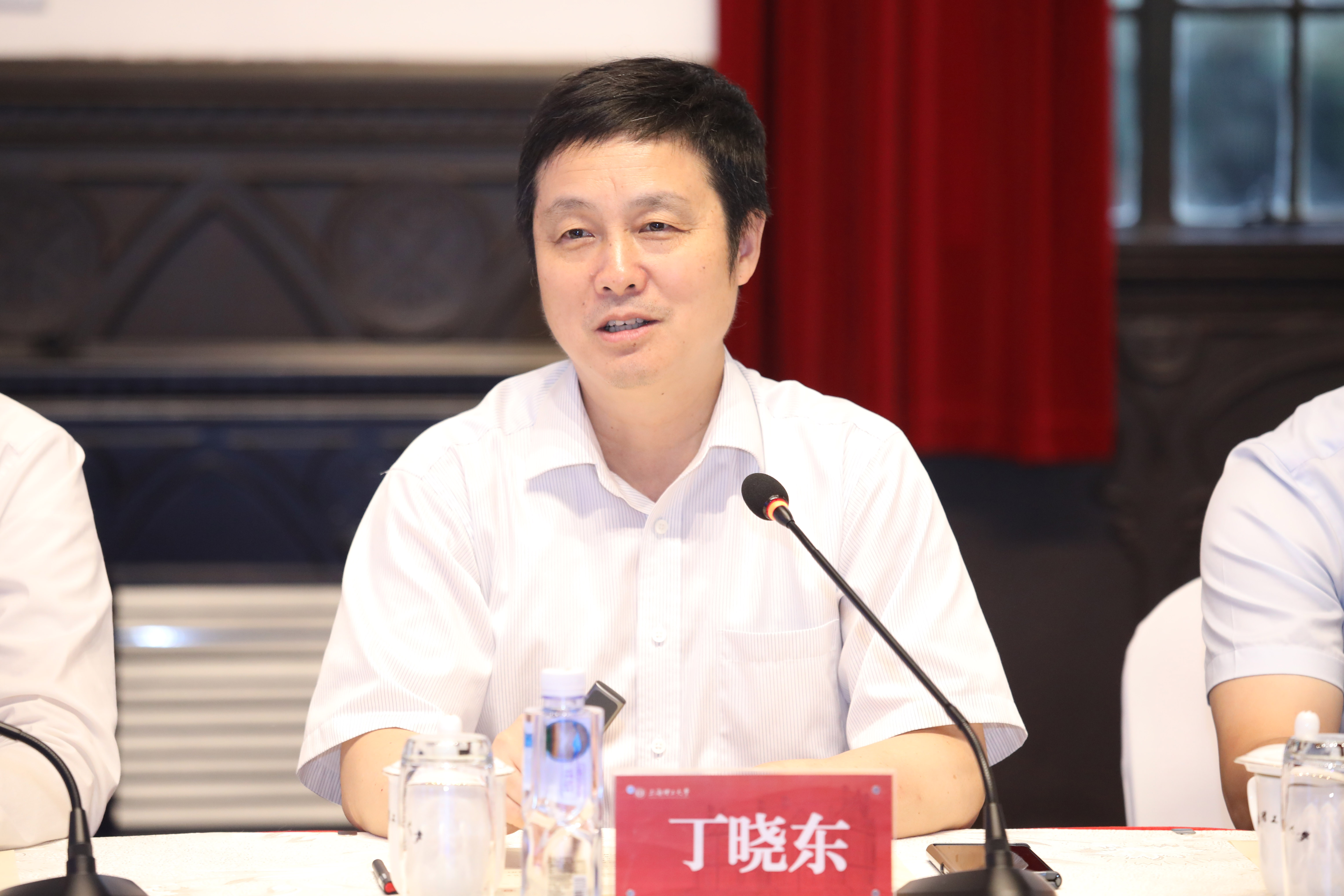 丁曉東，一位引領(lǐng)時(shí)代的杰出人物，丁曉東，時(shí)代引領(lǐng)者的杰出風(fēng)采