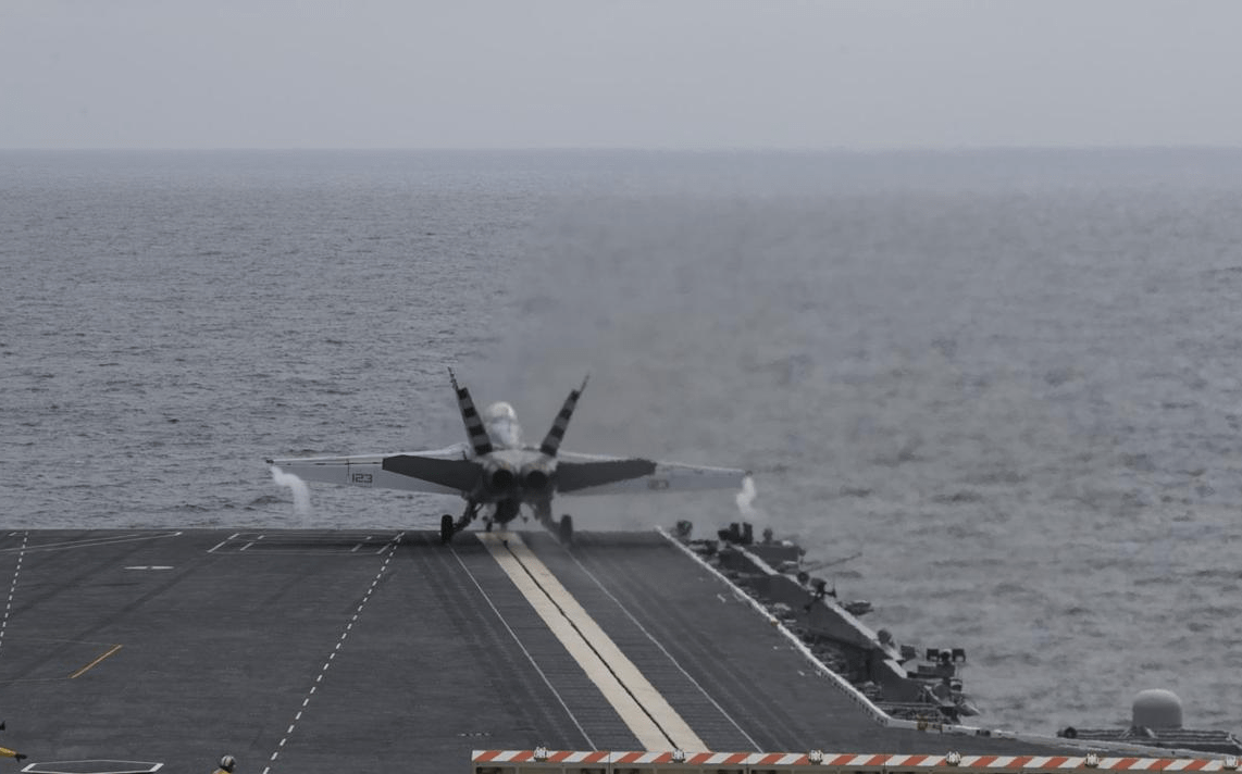 航空母艦，提供強大起飛平臺，展現(xiàn)海上霸主風(fēng)采，航空母艦，海上霸主之強大起飛平臺風(fēng)采