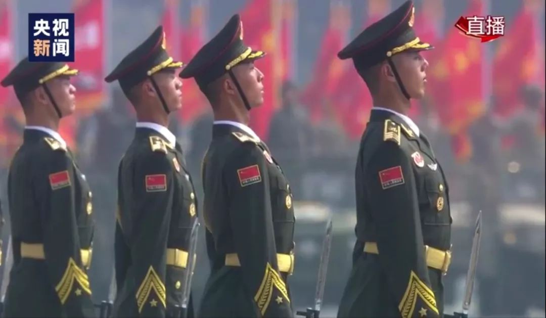國慶70周年閱兵中的100面戰(zhàn)旗，榮耀與力量的展現(xiàn)，國慶閱兵中的榮耀與力量，百面戰(zhàn)旗展現(xiàn)輝煌歷程
