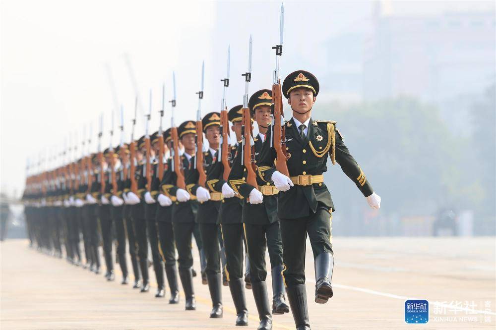 閱兵儀式，現(xiàn)在向我們迎面走來(lái)的壯麗景象，閱兵儀式，壯麗景象迎面走來(lái)