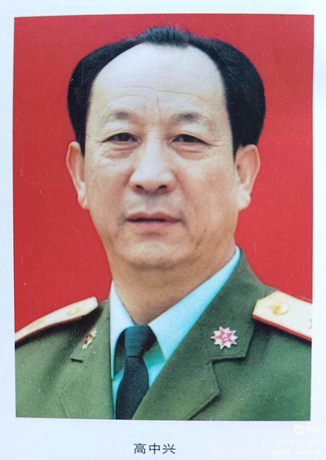 張?jiān)霰⒂碌闹笓]官與堅(jiān)定的戰(zhàn)士典范，張?jiān)霰?，英勇指揮官與戰(zhàn)士典范的光輝事跡