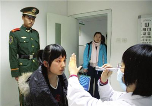 女兵體檢中的男醫(yī)生，理解、尊重與專業(yè)的交融，女兵體檢中的男醫(yī)生，理解、尊重與專業(yè)交織的人文關(guān)懷