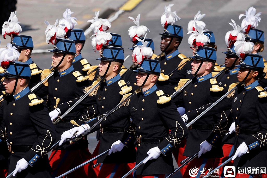 法國(guó)總統(tǒng)檢閱三軍儀仗隊(duì)圖片，榮耀與力量的展現(xiàn)，法國(guó)總統(tǒng)檢閱三軍儀仗隊(duì)，榮耀與力量的瞬間展現(xiàn)