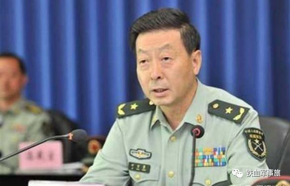 集團(tuán)軍長和戰(zhàn)區(qū)司令誰大，職責(zé)、地位與權(quán)力之比較，集團(tuán)軍長與戰(zhàn)區(qū)司令的職責(zé)、地位與權(quán)力比較，誰更大？