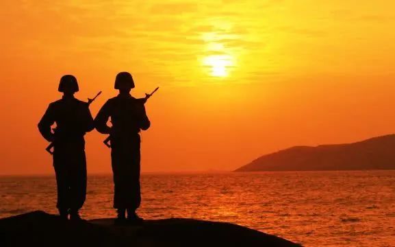 軍人女與風景圖片的交融之美，軍人女與風景交融之美，展現(xiàn)獨特魅力與韻味