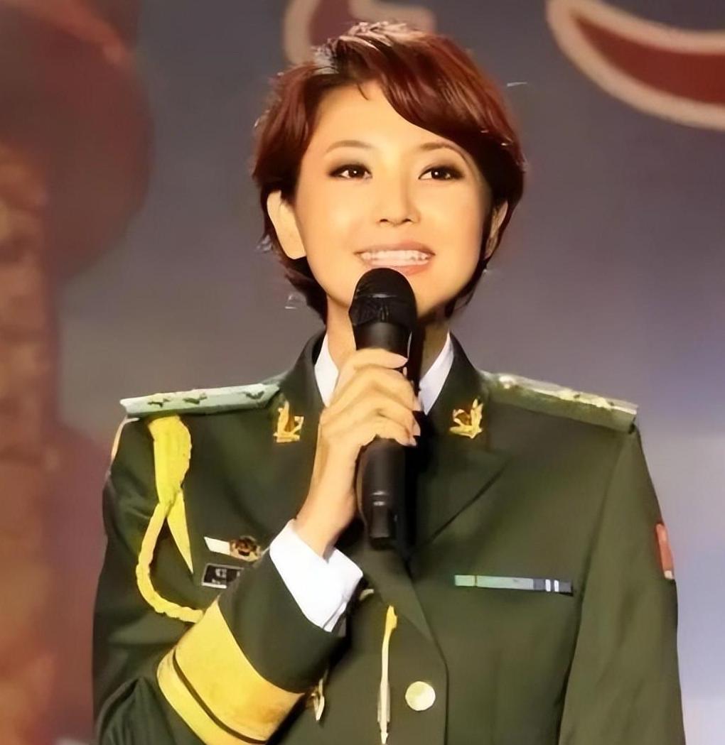 軍事女主持人雅妮，圖片中的風(fēng)采與魅力，軍事女主持人雅妮，風(fēng)采與魅力的展現(xiàn)