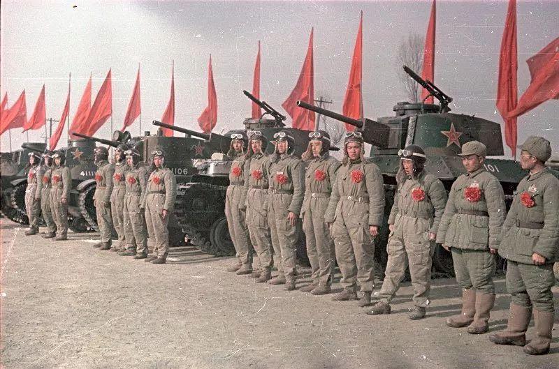 解放軍坦克路過城市，展現(xiàn)國防力量與民眾熱情，解放軍坦克展示國防力量與民眾熱情交融盛景