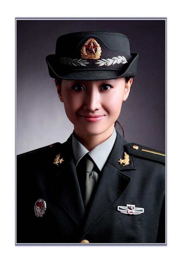 中國(guó)女兵軍裝常服照片，展現(xiàn)颯爽英姿與堅(jiān)定信念，中國(guó)女兵常服照片，英姿颯爽，信念堅(jiān)定