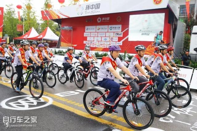 勝利日大閱兵，抗戰(zhàn)支前模范乘車方隊(duì)展現(xiàn)歷史榮耀，勝利日大閱兵，抗戰(zhàn)支前模范乘車方隊(duì)展現(xiàn)輝煌歷史榮耀