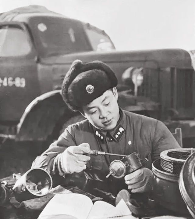 真實的雷鋒，無私奉獻與人性光輝的體現(xiàn)，真實的雷鋒，無私奉獻與人性光輝展現(xiàn)的典范